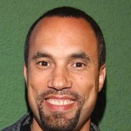 羅傑·坤佛·史密斯 飾演 Agent Schreck