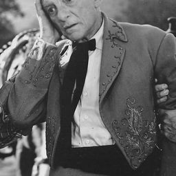 Robert Strange 飾演 J. M. Meyer