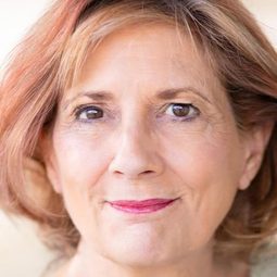 Sarah Lilly - 絞肉機復活人演員 飾演Beatrice Watson