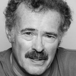 Sean Barrett 飾演 Leopold Mozart