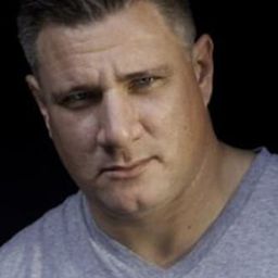 Michael Yebba 飾演 Zeke