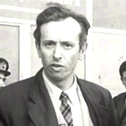 Carlo Mazzarella 飾演 Reporter