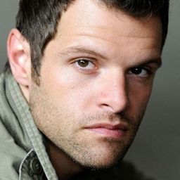 Cole Burden 飾演 Darren