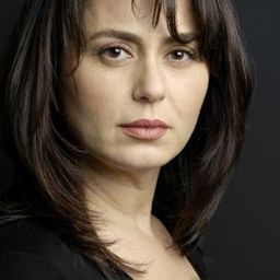 Nazan Kesal 飾演 Serap