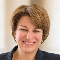 Amy Klobuchar - 被代表的女性演員 飾演Self