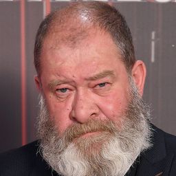 Joshua Richards 飾演 Alligator