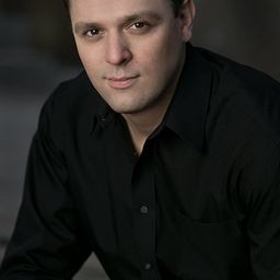 Tommy McNulty 飾演 Journalist