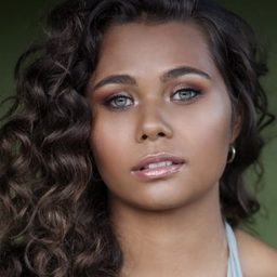 雅絲敏·哈尼雀奇 飾演 Adelle