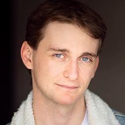 Adam Bowes 飾演 Farmer Amputee