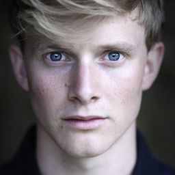 Harry Lister Smith 飾演 Ivan