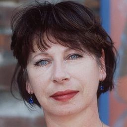 Monika Hansen 飾演 Mutter König