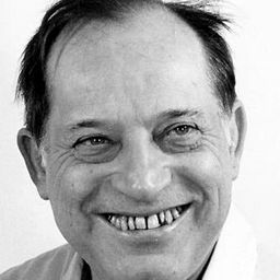 Paul Préboist 飾演 Le prêtre naturalisé chinois