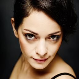 Sezin Akbaşoğulları 飾演 Özgür