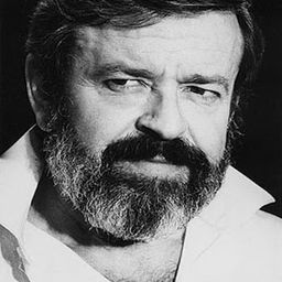 Juan José Otegui 飾演 Gynecologist