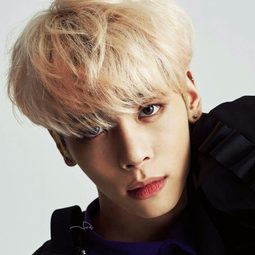 鐘鉉 - MY SHINee WORLD 15 週年大電影演員 飾演Self (archive footage)