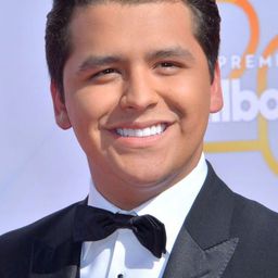 Christian Nodal 飾演 