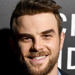 Nathaniel Buzolic 飾演 Harold "Hal" Doss