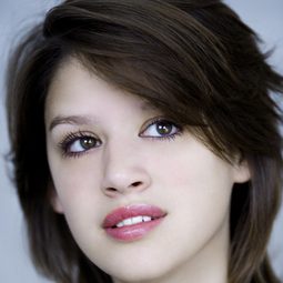 Jamie Grant 飾演 Daphne