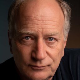 Stefan Merki 飾演 Dr. Georg Grosser