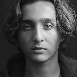 Denizhan Akbaba 飾演 Ahmet