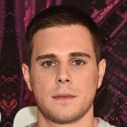 乍德亞伯咸臣 飾演 Captain Forrest