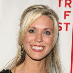 Katie O’Grady 飾演 Corporate Bliss Receptionist