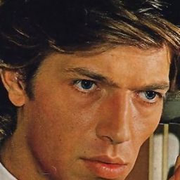 Cesare Barro 飾演 James