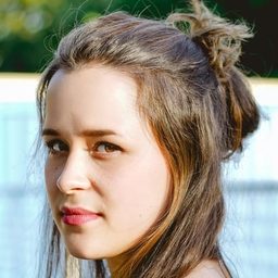 Chantal Zitzenbacher 飾演 Claudia