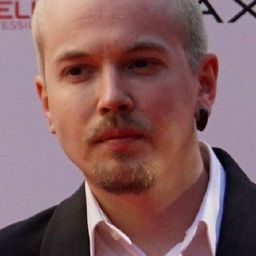 Ivan Makarevich 飾演 Enci