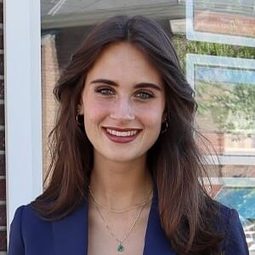 Felice Poppeliers 飾演 Luna