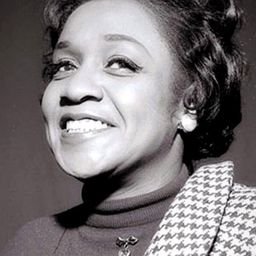 Isabel Sanford 飾演 Sista #1