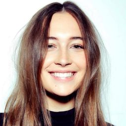 Elsie Hewitt 飾演 Melanie