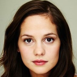 Melanie Zanetti 飾演 Carolyn