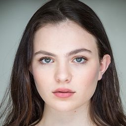 齊雅拉·奧雷利亞 飾演 Sheila