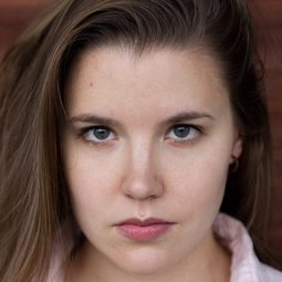 Veera W. Vilo 飾演 Waitress