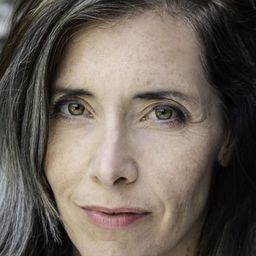 Annie Ryan 飾演 Angie