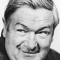 John Kelly 飾演 Tim