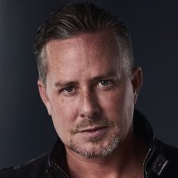 Dean Armstrong 飾演 Daniel