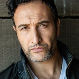 Solomon Shiv 飾演 Mr. James