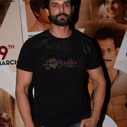 Ameet Gaurr 飾演 Dev Malhotra (as Ameet M. Gaurr)