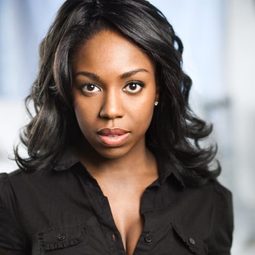 Marsha Regis 飾演 Mrs. Laurence