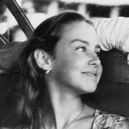 Annie Duperoux 飾演 Cécile Desnoyers