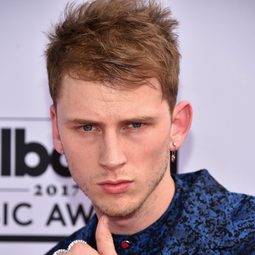 機關槍凱利 - Pete Davidson呈獻：死黨齊搞笑演員 飾演Self