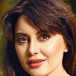 Minissha Lamba 飾演 Mahi Shinde
