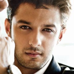 Vatsal Sheth 飾演 Rajeev Arya