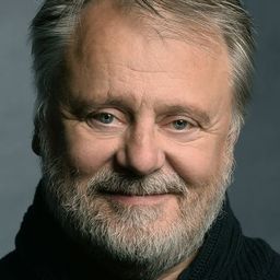 Gábor Máté 飾演 Frigyes