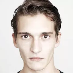 Matvey Lykov 飾演 Arman