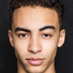 Jaden Betts 飾演 Eddie