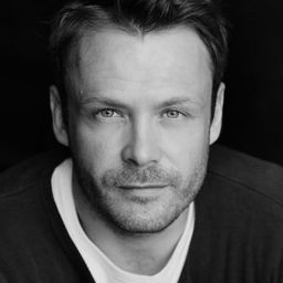 Matthias Ziesing 飾演 Armin