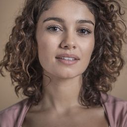 蘇菲·夏洛特 飾演 Tereza